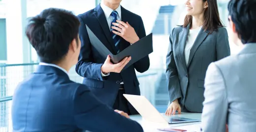 4人の社員が話し合っている様子