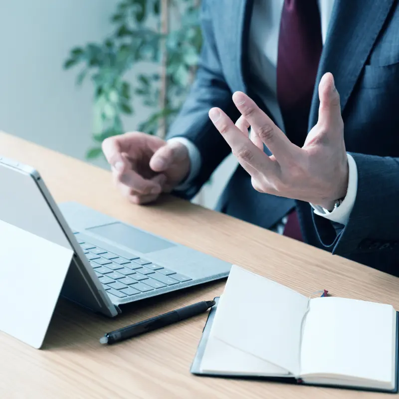 オンラインで会議をしている様子